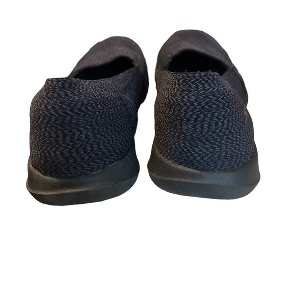 Skechers Women's Goga Max Charcoal/Black Walking Shoes - Picture 4 of 5